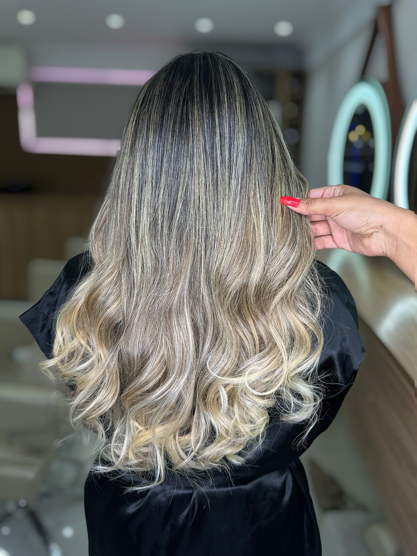 Mega Hair loiro com ondas suaves em Goiânia